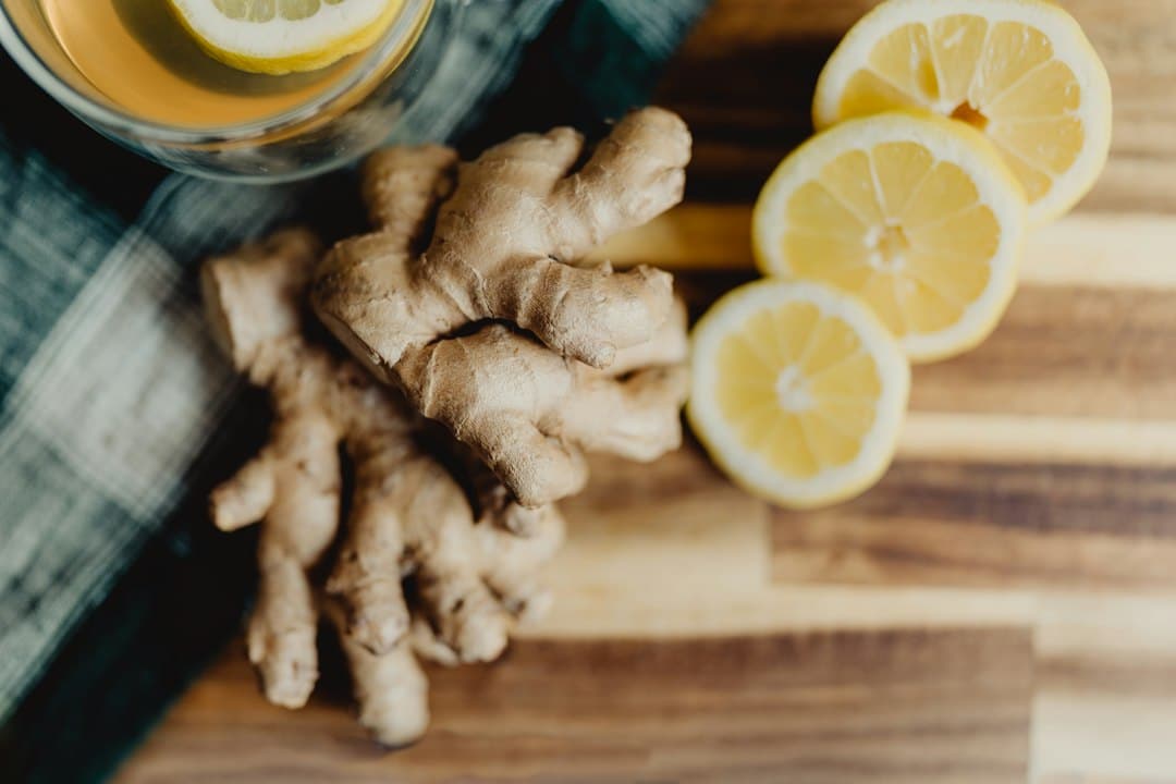 Comment Savoir si on est Enceinte : 7 Signes Essentiels à Connaître Tisane naturelle au gingembre pour apaiser les nausées en attendant la confirmation